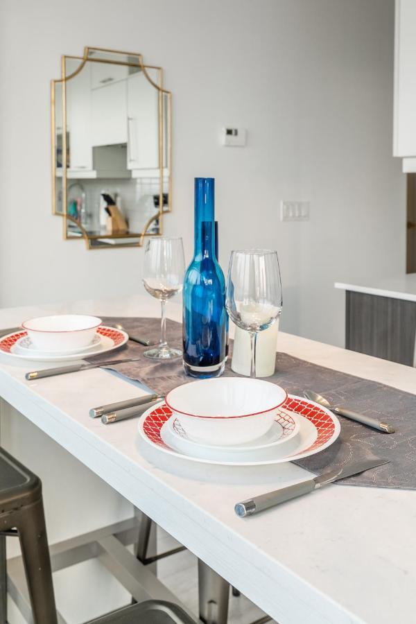 Luxury 2 Bedroom In The Heart Of Entertainment District W/ Cn Tower View Toronto Exteriör bild