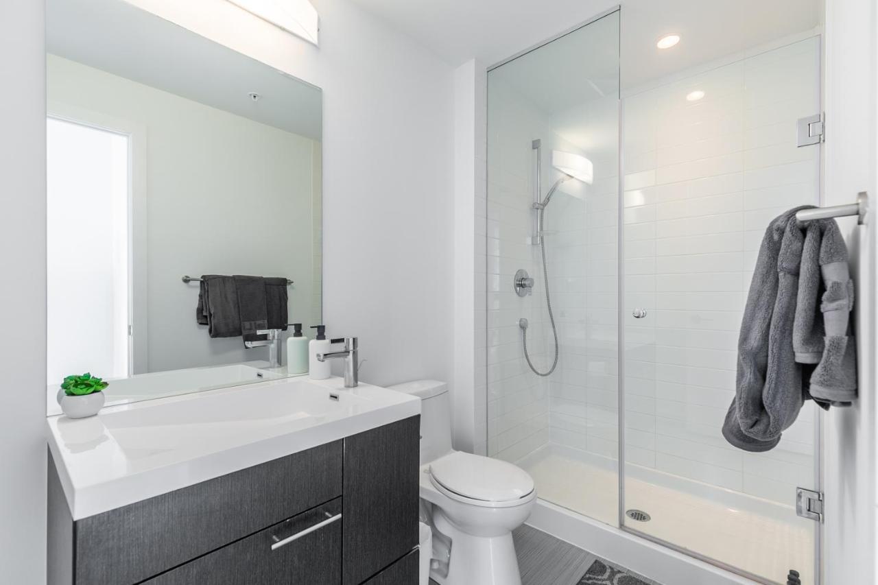 Luxury 2 Bedroom In The Heart Of Entertainment District W/ Cn Tower View Toronto Exteriör bild